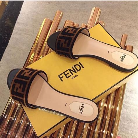 Sandalias FENDI para mujer 